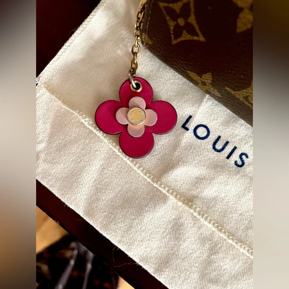 Louis Vuitton Clemence wallet blooming flowers Fuchsia 
EXCELLENT CONDITION - Picture 3 of 16